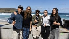 De izquierda a derecha: Xi�n Castro, V�ctor Gonz�lez, Toni Varela, Saray Veiga y Mireia Couto. Todos ellos pertenecen a la One Surf Academy de Malpica.