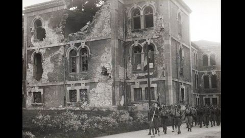 Tropas franquistas, en 1938 junto al antiguo Hospital-Manicomio Provincial de Oviedo, que result muy daado durante la Guerra Civil