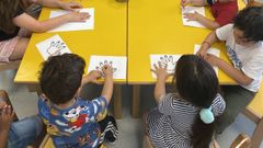 Varios ni�os en la ludoteca municipal, en A Solaina