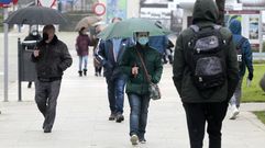 Transe�ntes con mascarillas en una calle de Monforte, en una foto de la semana pasada