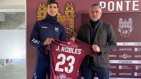 Javi Robles con el preparador granate, Toni Otero, durante su presentaci�n como nuevo jugador del Pontevedra CF, este viernes 