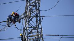 Varios operarios trabajan en torres de alta tensin en Avils