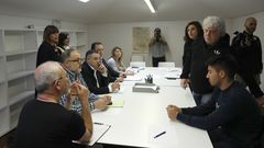 El hostelero Juan Cruz (de pie, a la derecha) quiso asistir a la reuni�n para denunciar el acoso que dice sufrir y fue invitado a marcharse por no estar invitado
