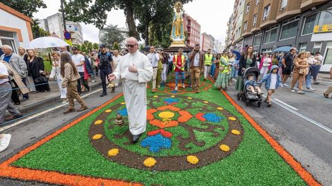 Procesi�n sobre alfombras florais na Milagrosa, en Carballo 