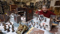 Pablo Rouco, xerente de Bandua Wargames, con miniaturas e escenografa de xogos de estratexia