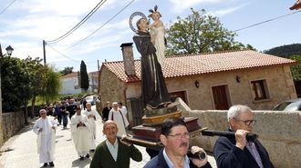 Foto de una procesi�n en la parroquia de Artes