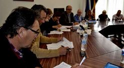 Los dos ediles del PP, en primer plano, durante la sesi�n plenaria de ayer. 