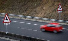 Vista de las se�ales instaladas en la AP-53, poco despu�s de la entrada de Lal�n Centro hacia Ourense.