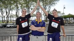 Raquel Carrera y Paula Ginzo, con el seleccionador Miguel M�ndez, en una imagen de archivo