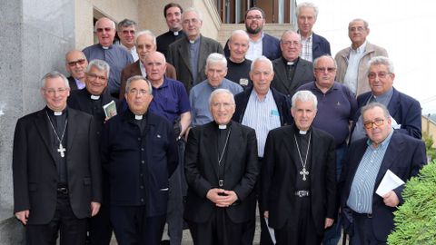 Rouco, en el centro, rodeado de dos obispos, vicarios y otros sacerdotes, ayer en Silv�n. 