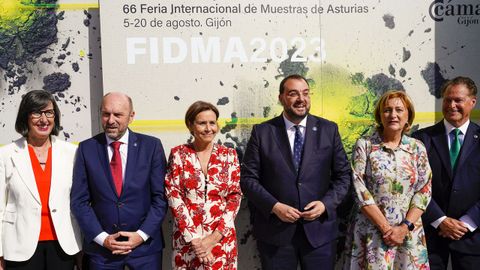 El presidente de la Cmara de Comercio de Gijn, Flix Baragao (d), la delegada del Gobierno en Asturias Delia Losa (2d), la alcaldesa de Gijn Carmen Moriyn (3i) , el presidente de la Junta General, Juan Cofio (2i) y el presidente de Principado de Asturias, Adrin Barbn (i) en la inauguracin de la 66 edicin de la Feria Internacional de Muestras de Asturias, este viernes en Gijn