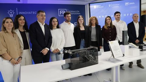 El conselleiro de Educacin, Romn Rodrguez, junto a los alumnos y una maqueta del sistema de limpieza