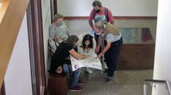 Un grupo de visitantes consultan un folleto tur�stico en el Centro do Vi�o