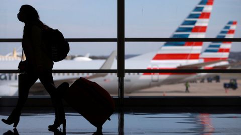 Una mujer camina por el aeropuerto durante las vacaciones de Accin de Gracias en Arlington