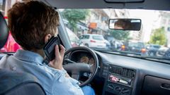 Imagen de archivo de una conductora conduciendo mientras habla por el tel�fono m�vil
