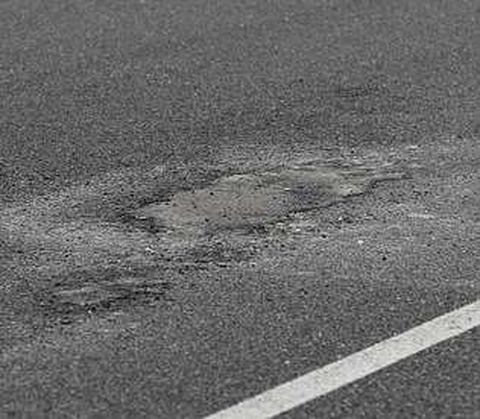 Los obreros repararon ayer el bache cercano al pavo real.