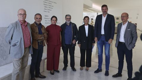 Los artistas este jueves junto a responsables de la Xunta y del CGAC