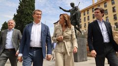 Alberto N��ez Feijoo, este jueves, en Zaragoza, acompa�ado por el alcalde y candidato del PP a la presidencia de Arag�n, Jorge Azc�n, y la aspirante popular a la alcald�a, Natalia Chueca.