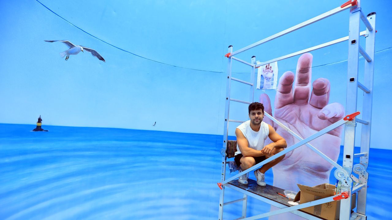 El artista viveirense David Catá estrenará «El faro», tema musical que forma parte de la intervención pictórica en el antiguo faro de Burela