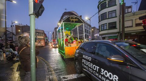 Ilusionante espera y recorrido de los Reyes por Carballo