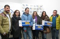 Directivos de Acisa con los premiados, tras entregar los premios.