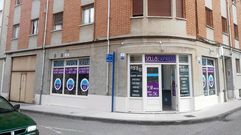 Fachada del edificio de Ribadesella en el que han abierto una lavander�a.Fachada del edificio de Ribadesella en el que han abierto una lavander�a