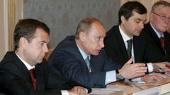 Vladislav Surkov, a la izquierda de Putin, durante una reuni�n del Consejo Federal de Rusia en el Kremlin, en enero del 2008