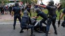 La polic�a carga contra un grupo de manifestantes que protestan contra el confinamiento en Madrid