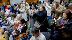 El p�blico aplaude a Tom� a la entrada del pleno en el que la oposici�n pidi� su marcha