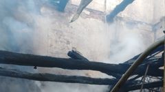 La edificaci�n, construida en madera y piedra, qued� calcinada por completo