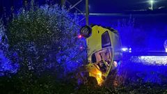 El vehculo qued apoyado en un poste de alta tensin tras salirse de la va por causas que se desconocen