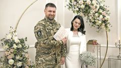El militar Volod�mir Priglad muestra su certificado de boda junto a Alyona.