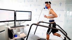 Brais Méndez en una pruebas médicas en la clínica celeste