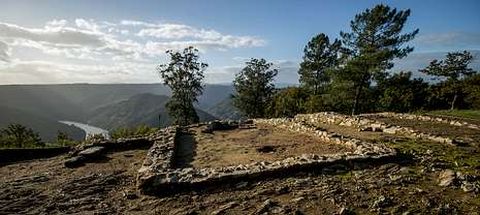 El castro de Arxeriz, situado a una altura de 508 metros, domina un amplio panorama del valle del Mio.