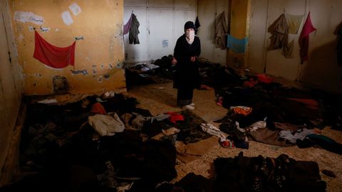 Una joven siria entre las pertenencias de civiles que ingresaron en la prisi�n de Sednaya.