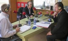 Luis Garca, Juan Carlos Garca, y Yannik Villain ayer en los estudios de Radio Voz Bergantios  