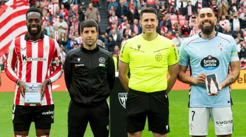 I�aki Williams y Borja Iglesias intercambiaron libros antes del Athletic-Celta de este domingo.