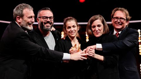 La directora Carla Simn posa con el Oso de Oro de la Berlinale junto a los productores Mara Zamora, Giovanni Pompili, Stefan Schmitz y Tono Folguera