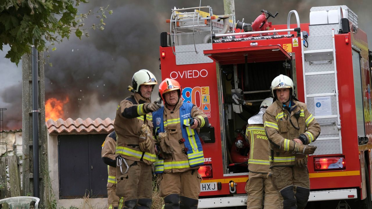 Los bomberos trabajan en la extinción de un incendio en dos viviendas ...