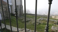 Excavaciones junto al antiguo palacio condal, hoy convertido en Parador de Turismo