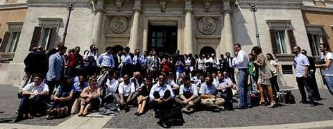 Diputados del grupo de Grillo protestan por la decisi�n del Parlamento de suspender la actividad tras el plante del PDL.