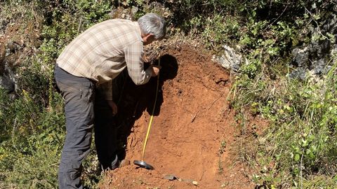 Recogida de muestras de tierra en la localidad de Mercur�n (en el municipio de Folgoso do Courel) para el estudio edafol�gico realizado por Augusto P�rez Alberti