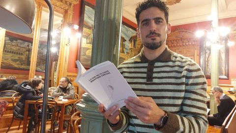 Hugo Sanmart�n, en el Caf� Moderno de Pontevedra