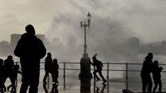 El temporal mar�timo congreg� a multitud de vecinos en el Muro de San Lorenzo, en Gij�n