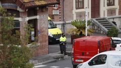 Un guardia de seguridad controla el acceso al hospital bilba�no de Basurto