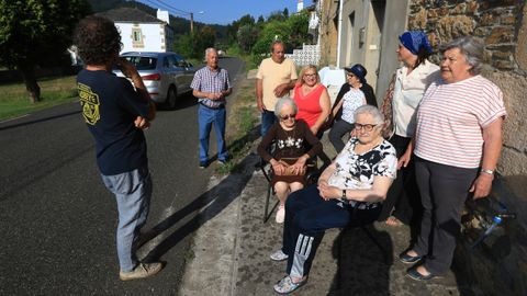Vecinos de A Igrexa junto al tramo por el que los vehículos circulan a gran velocidad
