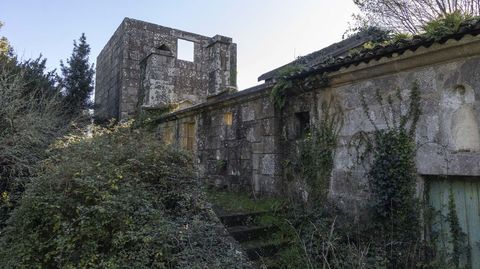 Pazo do Casal, en Brin: La capilla, dedicada a San Jos, es la nica parte del edificio que mantiene todava la cubierta. Quedan restos de una torre redonda (muy alterada y desfigurada), palomar, chimenea-lareira, patn exterior, hrreo de 7 pies, cruceiro y casa de rentas anexa.