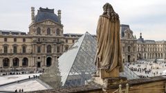 Una vista exterior del Museo del Louvre