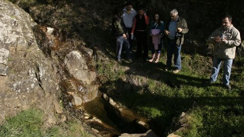 Un grupo de visitantes junto a la fuente del Santo Bao, en la parroquia de Vilamarn, en una imagen de archivo