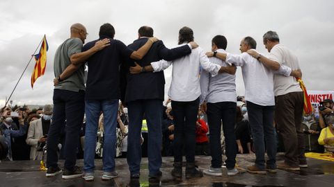 Los indultados del procs que estaban presos en la crcel de Lledoners posan ante los simpatizantes congregados ante el centro penitenciario.